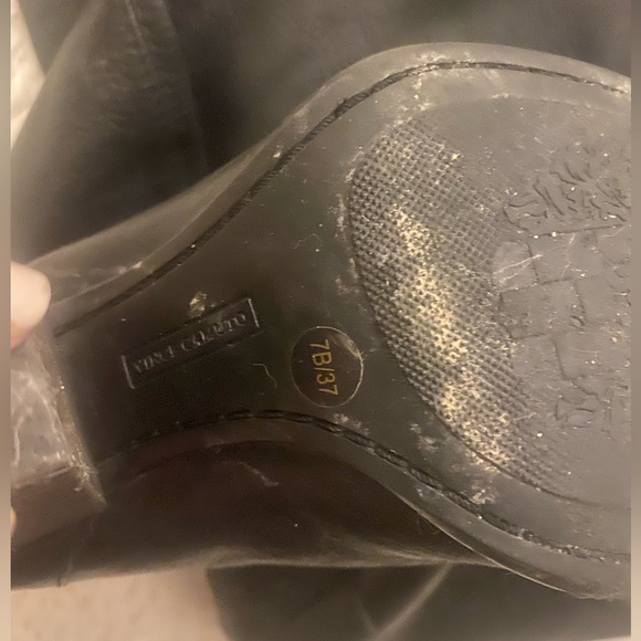 Vince Camuto black leather kneehighs with scrape on back of heel - Picture 6 of 8